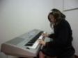 Alumna de 11 años tocando piano, Método" SoftMozart"