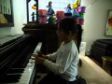 Niña en Chile tocando el piano con el método Softmozart