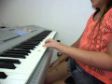 Niña 10 años tocando piano método SoftMozart