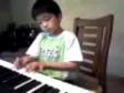 Niño de 6 años tocando el piano con método SoftMozart