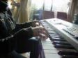 Niña de 13 años tocando piano con método Softmozart