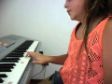 Niña de 10 años tocando piano método SoftMozart