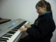 Alumna tocando piano con método Softmozart