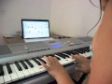 Niña de 10 años tocando piano