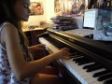 Niña 12 años Tocando piano